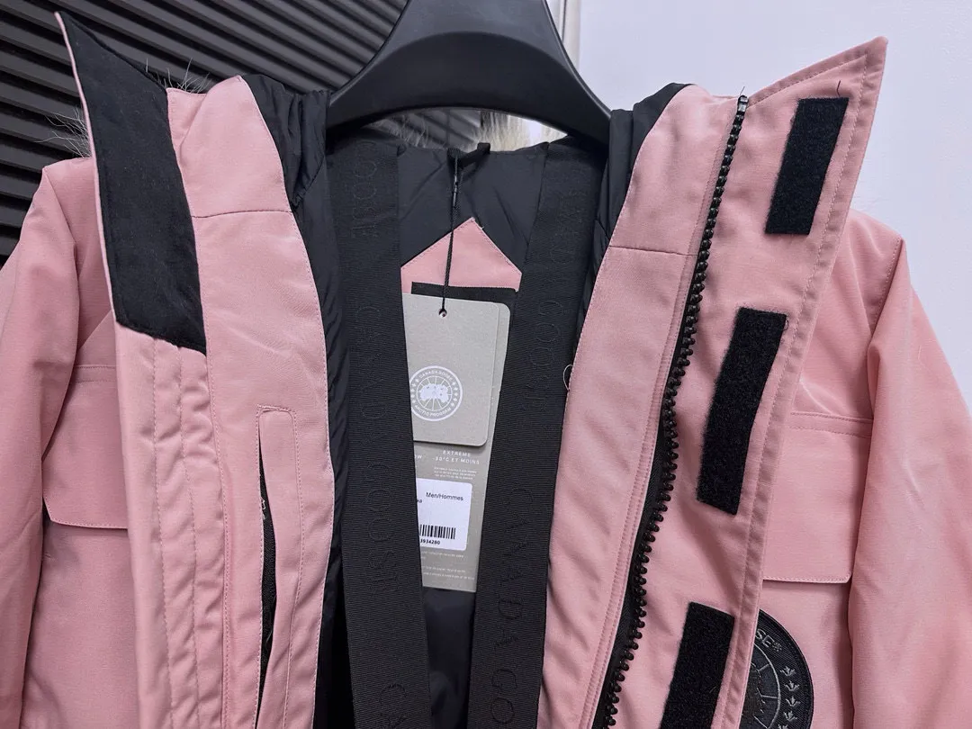 P780 Top Purchasing Version Idou Fan (Wolf Hair Optional) 🇨🇦CANADA GOOES 24 New Models 08/Couple Style Direct Factory Supply: Supplying global purchasing agents, micro-businesses, entities, Tmall, high-end stalls and studios, free shipping! Canada Goose Expedition Parka 2008 is the same style for men and women. It is mid-length and the most timeless classic. All Arctic and Antarctic scientific expedition teams choose Canada Goose as their cold-proof equipment. It is the Rolls-Royce of down jackets. ➖ Industry-leading anti-counterfeiting chip sensing. ➖ Imported Behringer embroidery machines and customized embroidery labels, the highest level and industry leading. ➖ Imported Korean 21-count polyester-cotton blended original fabric, TC85 waterproof coated fabric, water-repellent, windproof and wear-resistant. ➖ The new national standard 80 white duck down is filled with an average of 520 grams of down. The amount of down filled is industry-leading. ➖ 100% nylon lining with double double-layer sealing design to prevent velvet running, and seamless thread design on the cuffs! ➖ Western Canadian Green Wolf Collar. ➖ Yoshida YKK provides original factory-customized electroplated sliders. YKK two-way lockable zippers are tight and smooth and do not peel off paint. ➖ 3M composite Velcro is durable and the accessories and hardware are all custom-made. Note: Our copywriting is only simple and clear. Instead of bragging about the copywriting, it is better to compare and understand with samples. Only for the purest goose, the most dedicated, the most professional, the highest quality, the highest cost performance!  Size:XS-XXL